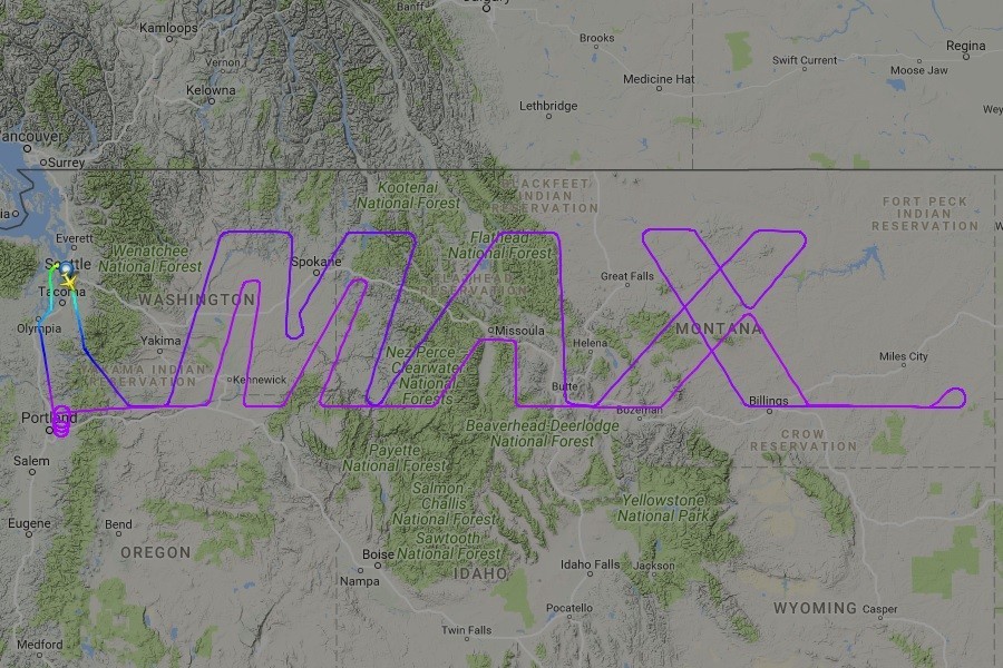 ボーイングは737型機の新型「MAX」の試験飛行では「MAX」を描いた（写真はフライトレーダー24から）
