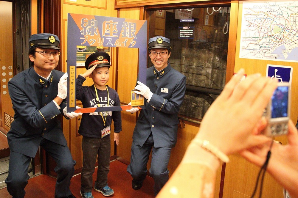 運転士や車掌の制服も開業時を再現した