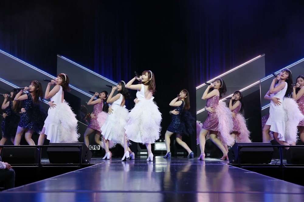 福岡市内で行われたHKT48の劇場公演に出演した指原莉乃さん（写真中央）（c）AKS
