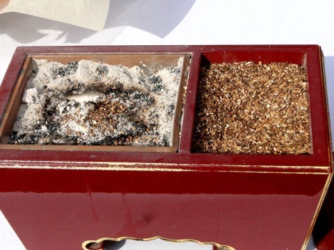 ドライブスルー方式で「御焼香」 「なんか嫌」「お年寄りには良い」...