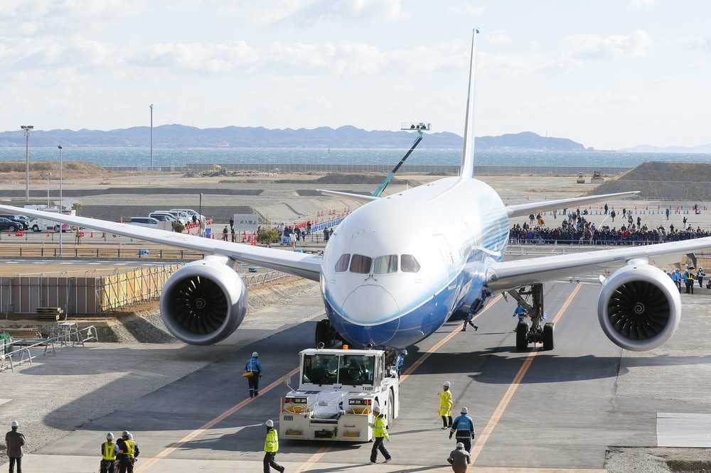 ボーイング787が車道を横断！　珍風景に熱い視線