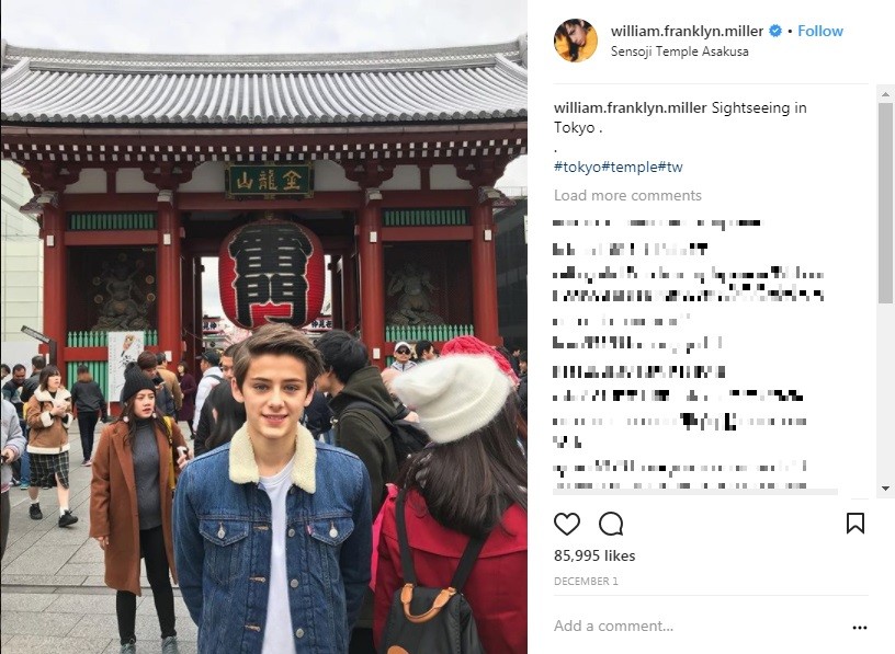 雷門の前で記念撮影（画像はウィリアムさんのインスタグラムより）