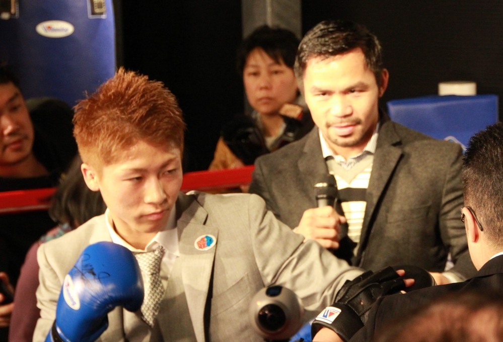 井上尚弥（左）を指導するパッキャオ（写真は2016年11月、東京・原宿でのジム設立会見）