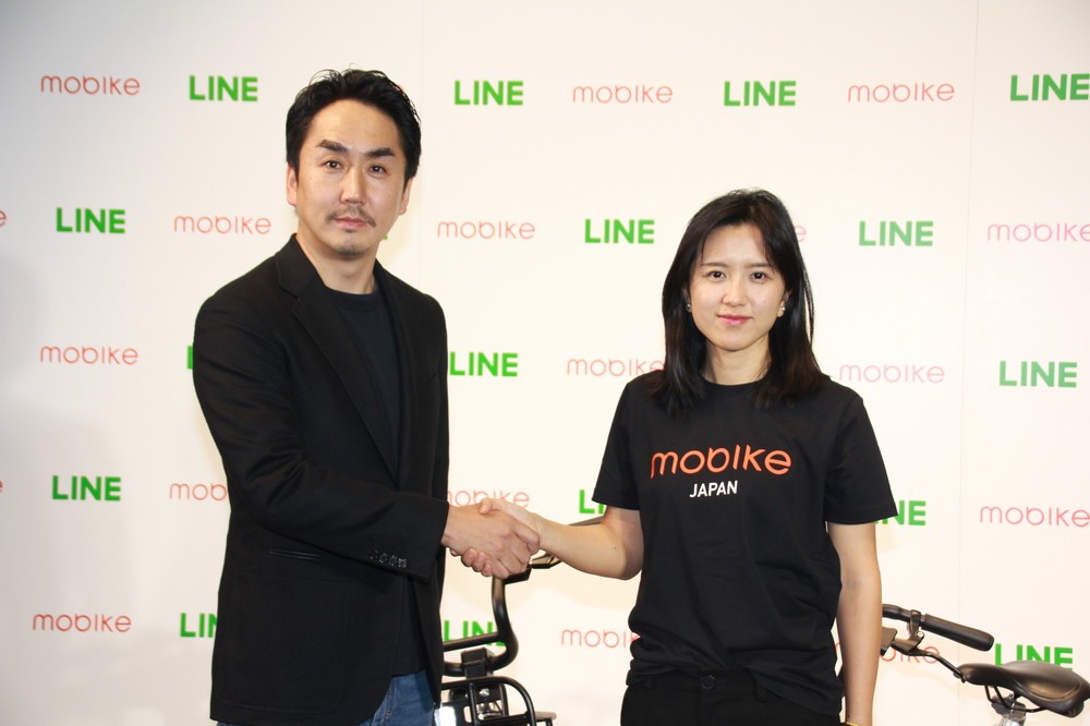 LINE社長の出澤剛氏（左）とモバイク創業者のフー・ウェイウェイ氏