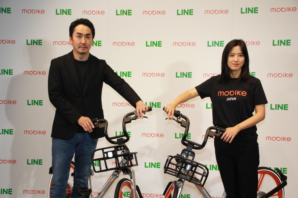 LINE社長の出澤剛氏（左）とモバイク創業者のフー・ウェイウェイ氏
