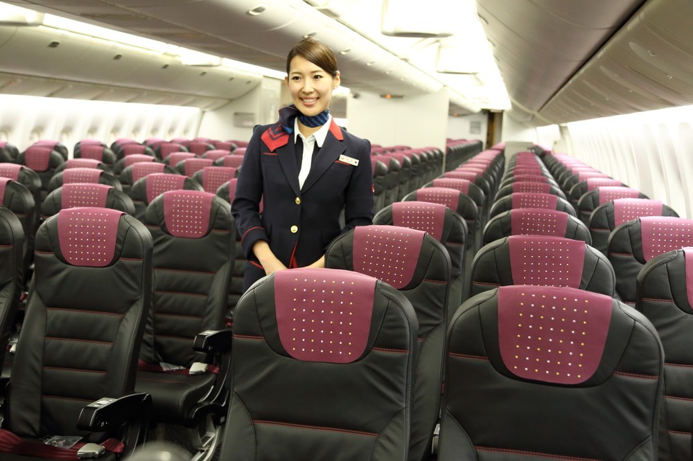 こちらが現行のJALの国内線の座席。普通席でも本革を使っているのが売りだ
