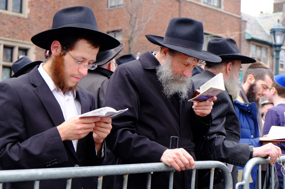 ユダヤ教の祝日に祈りを捧げる超正統派ユダヤ教徒たち（ニューヨーク市ブルックリン）