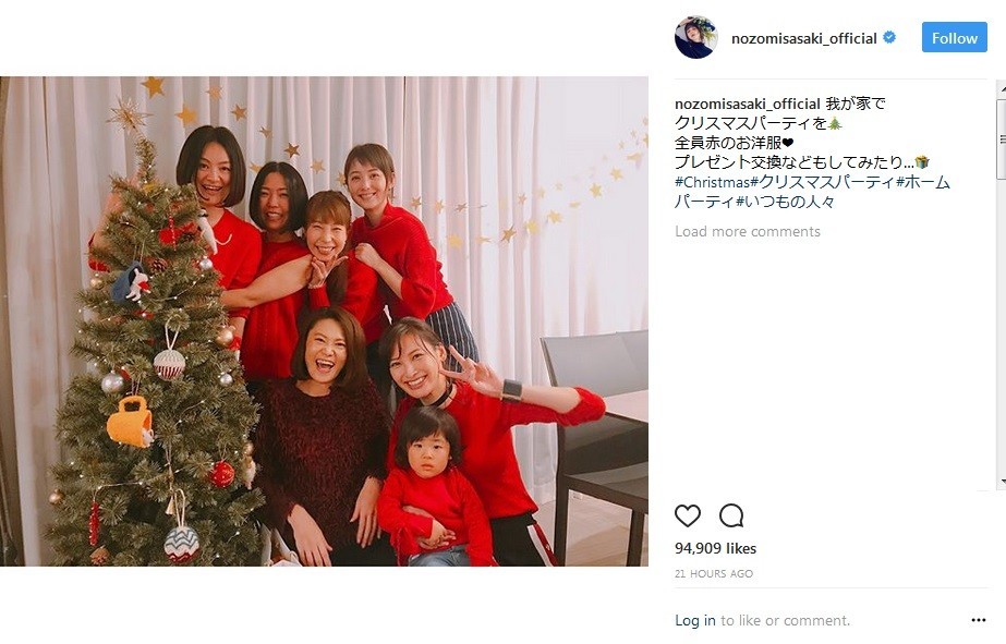 友人たちとの集合写真（画像は佐々木さん公式インスタグラムより）