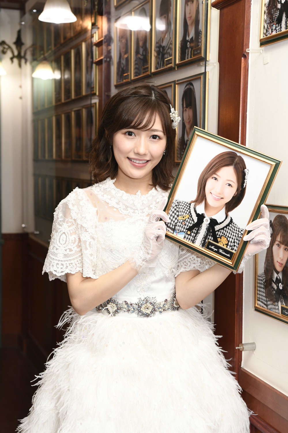 劇場の写真を取り外した渡辺麻友さん。メンバーが卒業する際の恒例行事だ（c）AKS
