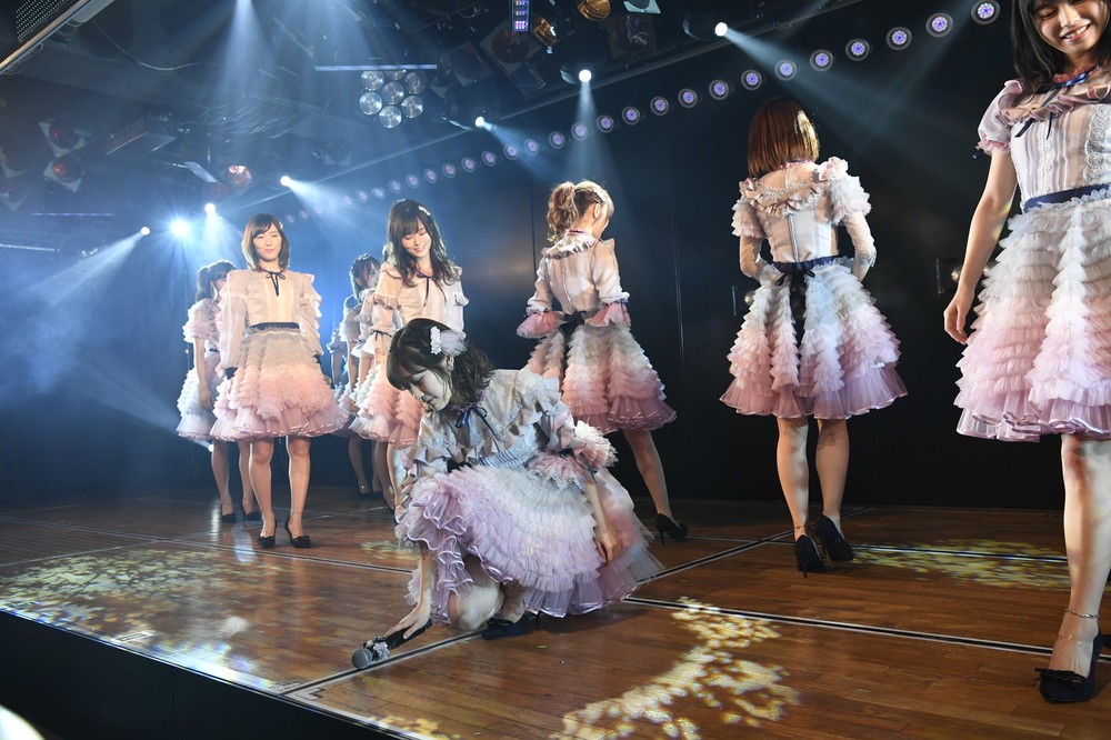 卒業公演では「11月のアンクレット」も披露された。渡辺麻友さんはステージにマイクを置いた　（c）AKS