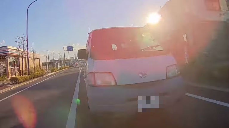 対向車と故意に「接触」実験　バイク業者の「危険すぎる」動画、法的に問題は？
