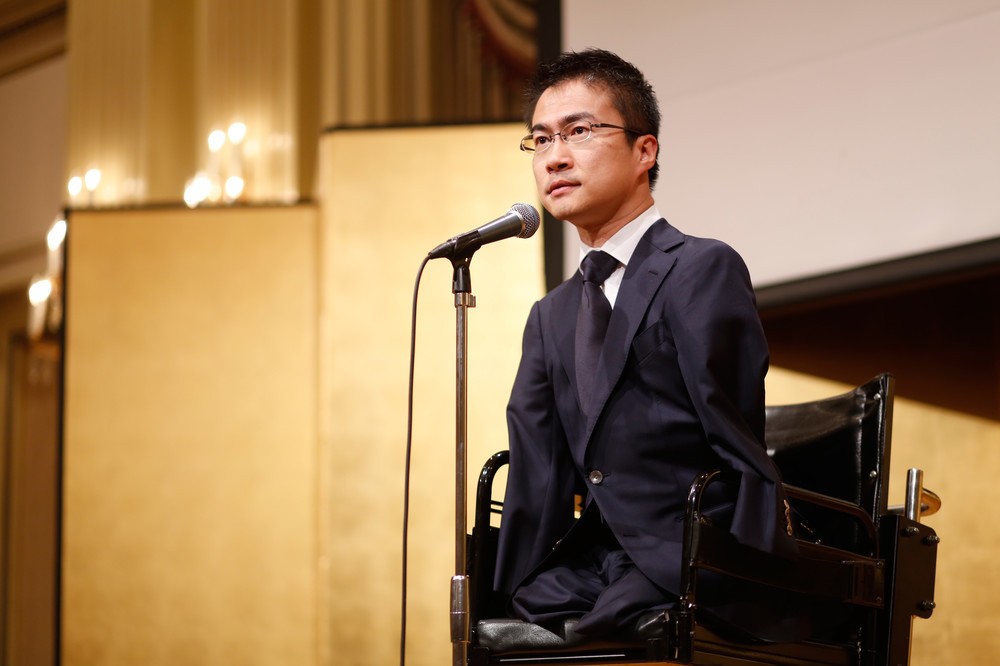 「人として最低限の礼儀を欠いた行為」乙武氏がメディアに憤り、父の葬儀で受けたと明かす