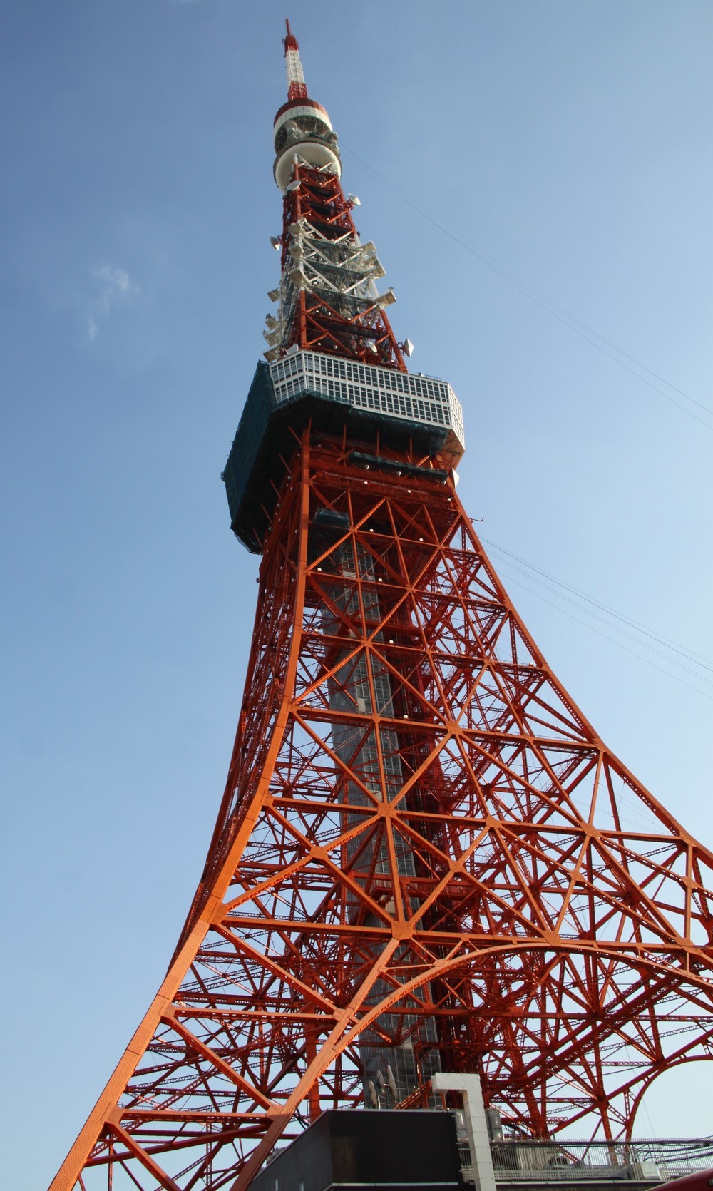 青空に東京タワーの「インターナショナルオレンジ」の色が映える（J-CASTニュース撮影）