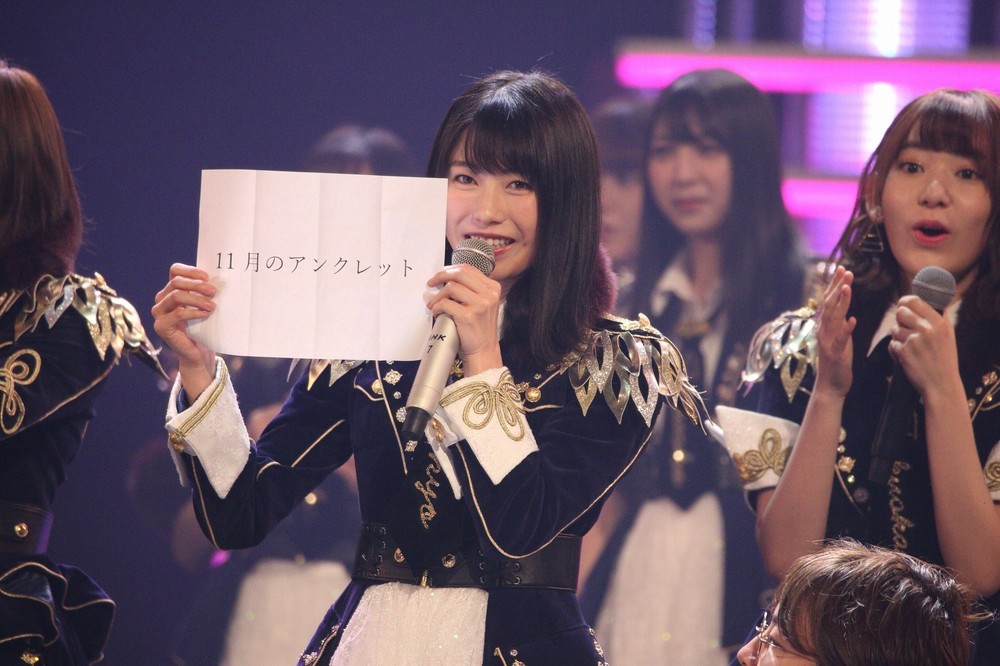 リハーサルでくじを引く横山由依さん。1位は「11月のアンクレット」だった