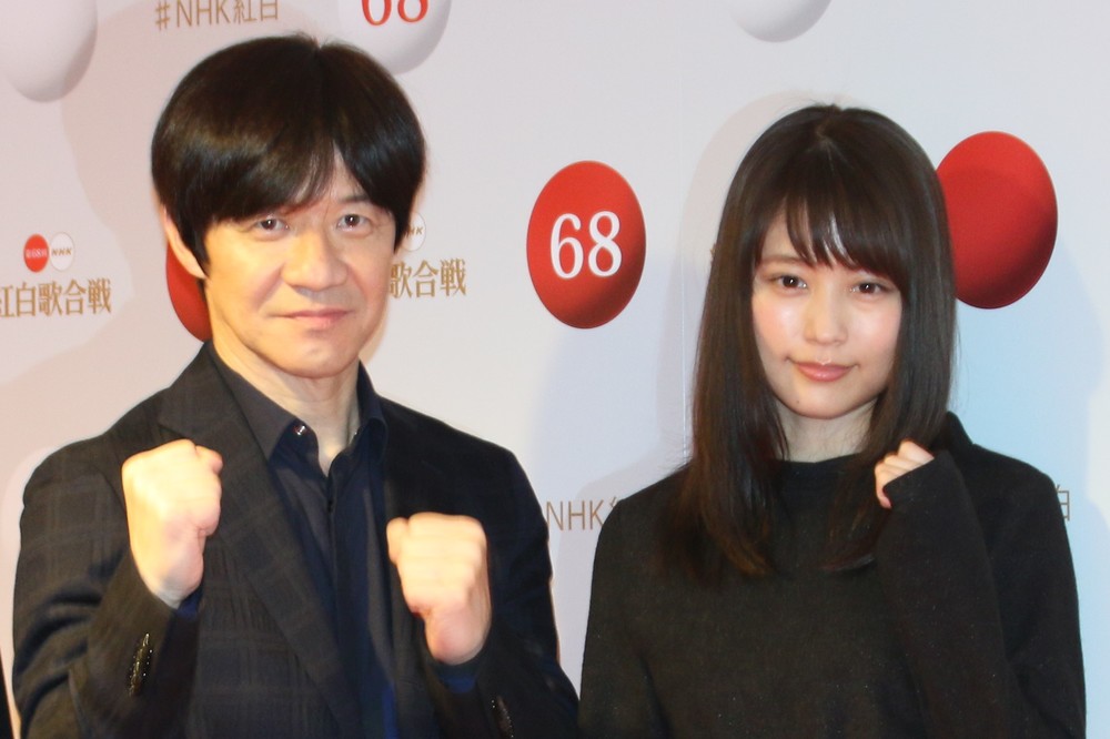 29日、囲み取材に応じた内村光良さん、有村架純さん