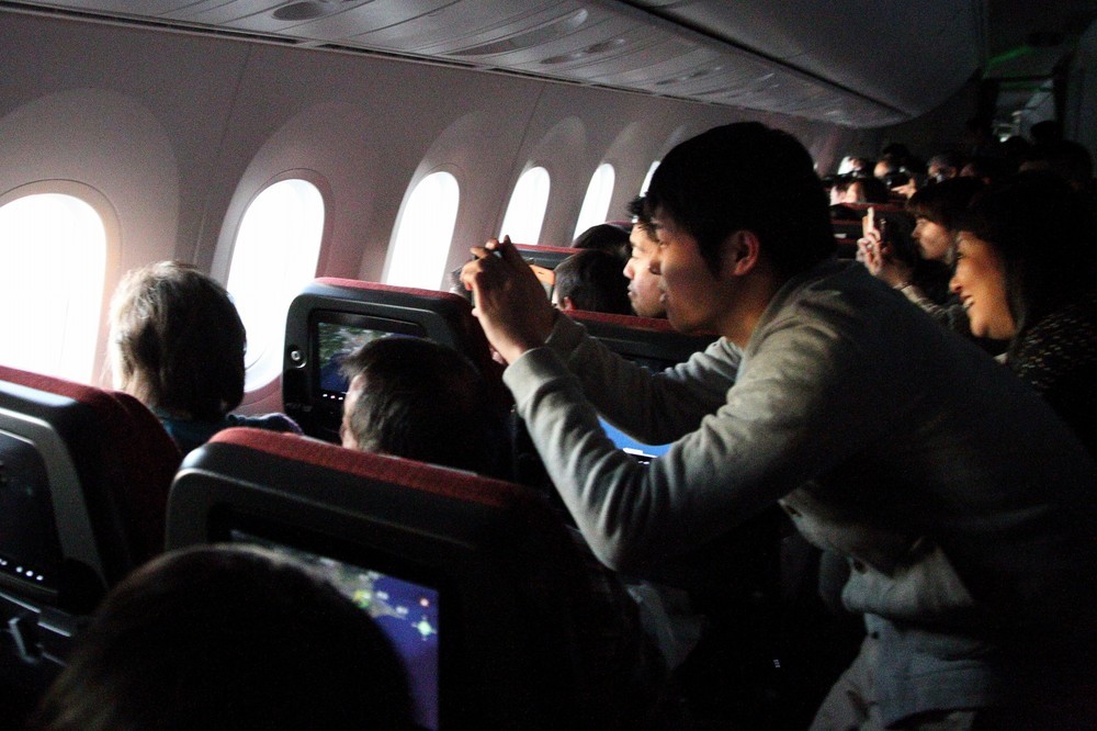 乗客は立ち上がって初日の出の写真を撮っていた