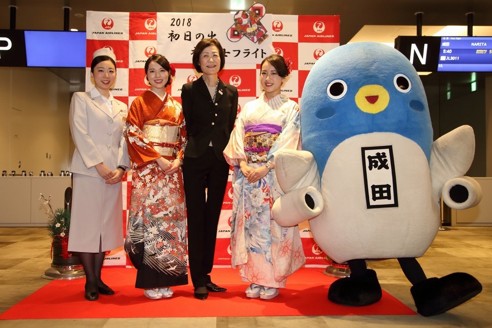 搭乗ゲートでは「うなりくん」（写真右）も見送った