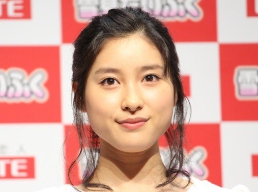 土屋太鳳、謝罪しても「可愛い」　TSUTAYAへのサイン間違えて...？