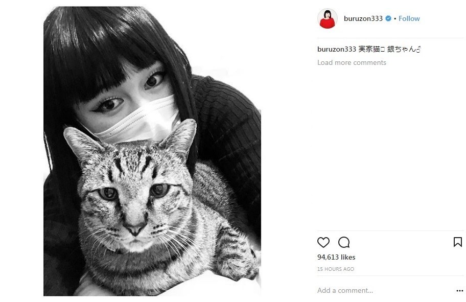 ブルゾン、目元だけならあの美人女優？　マスク写真に「似ている」説沸く
