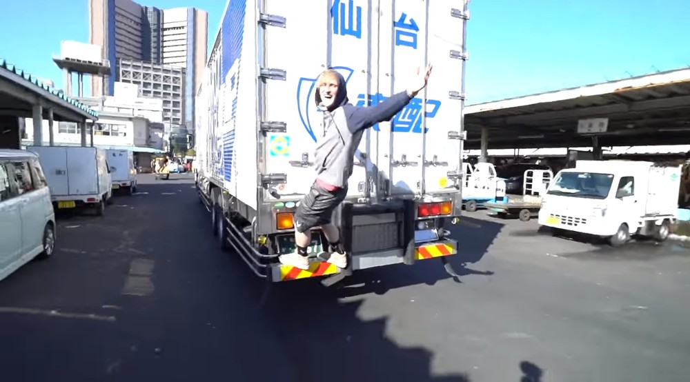 築地ではトラックの後ろに飛び乗った（ポール氏の動画から）