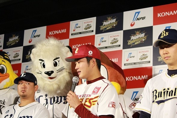 1月6日のイベントの席で、星野さんの思い出を語った東北楽天・菅原秀投手（写真中央）