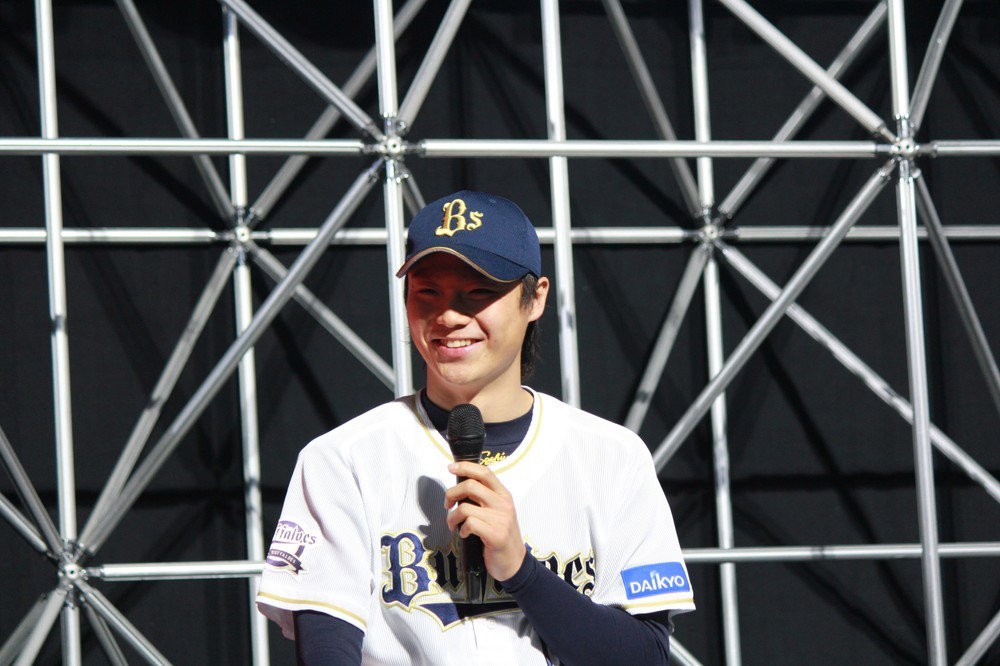 イベントのトークショウに参加した山崎福也投手