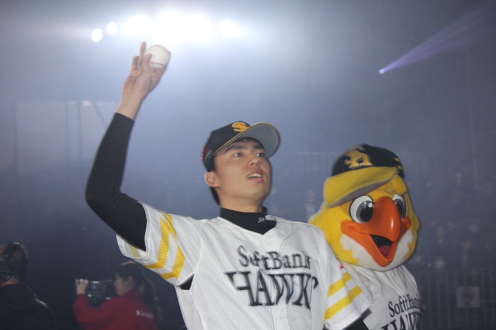 ファンにボールを投げ込む田中正義投手