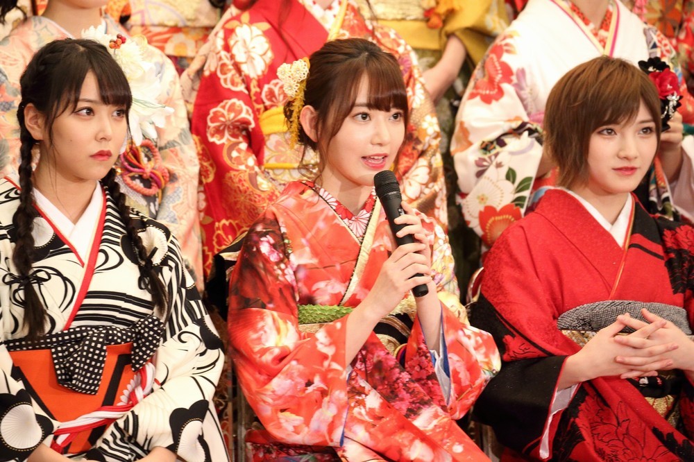 左からNNB48の白間美瑠さん、HKT48の宮脇咲良さん、AKB48・STU48の岡田奈々さん。白間さんと宮脇さんが選抜総選挙の目標に「1位」を掲げた。