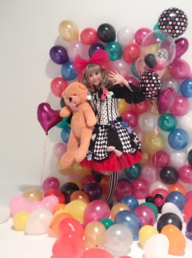 ノリノリで撮影に挑む橋本さん（画像は公式ブログのスクリーンショット）