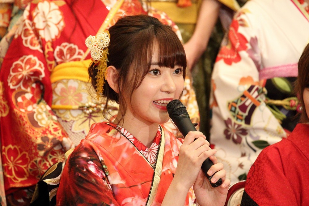 成人式であいさつHKT48の宮脇咲良さん。宮脇さんは鹿児島県出身。「さっしーに挑戦をして、どっちがつぶれるか対決したい」と話した