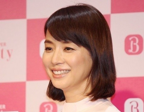 石田ゆり子が「スッピン風うす化粧」　ナチュラル透明感に「伝授してください！！」