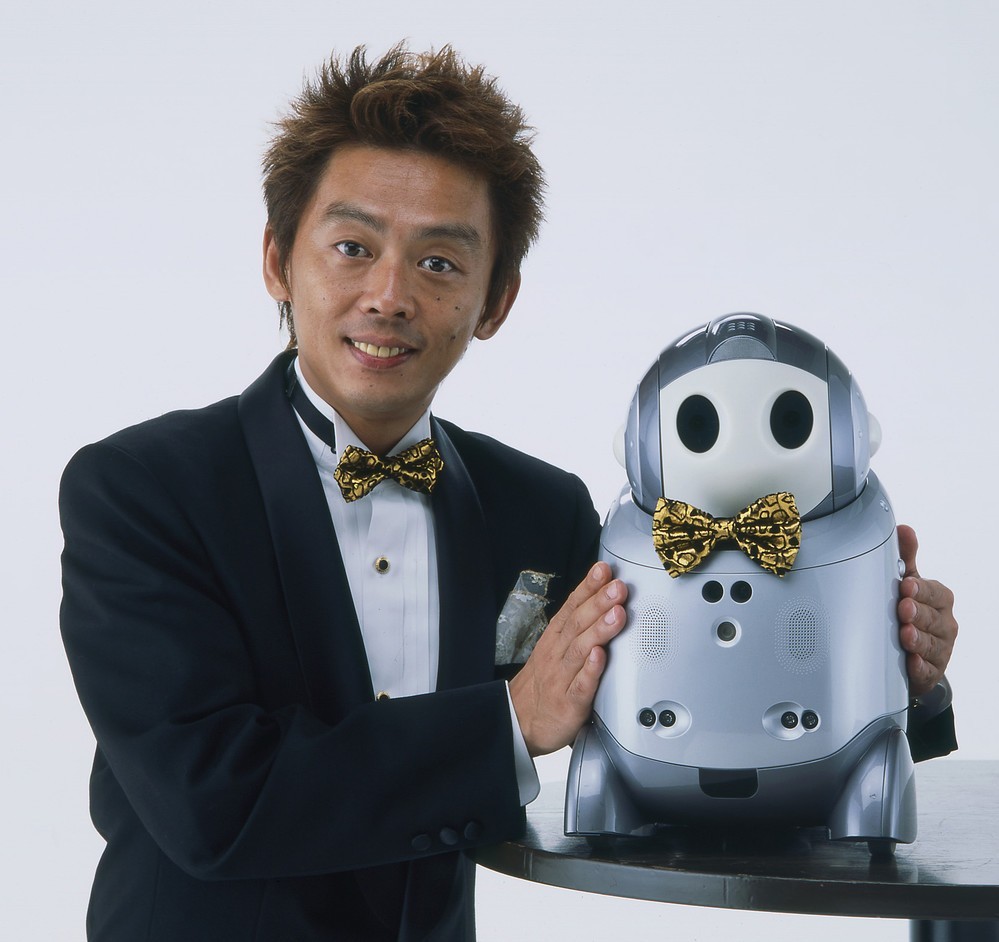 海外でロボットとの漫才を披露した
