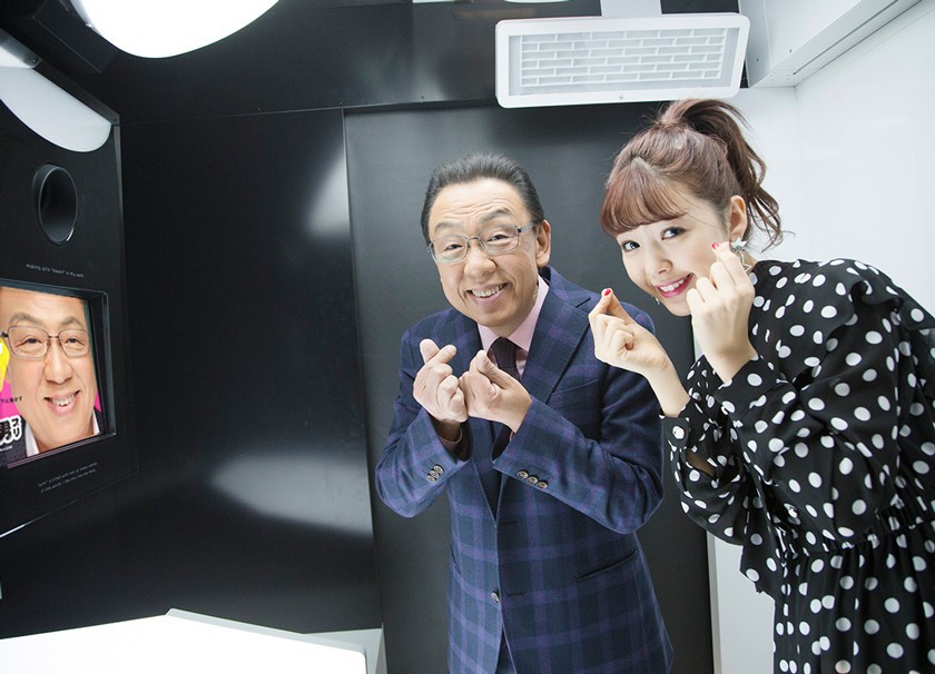 ウキウキでプリクラを撮る梅沢さんと藤田さん