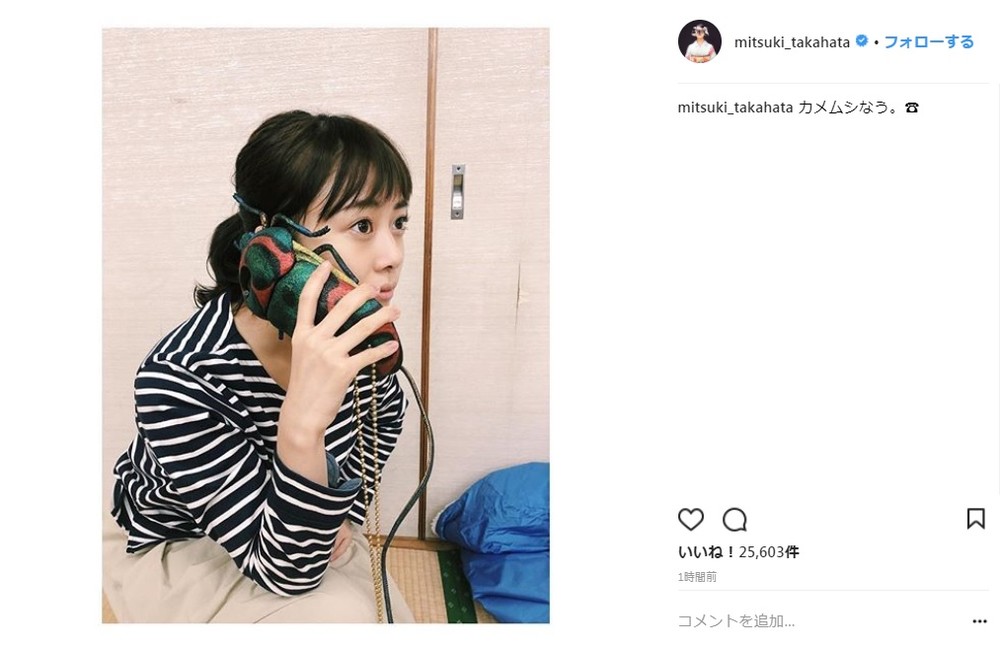 カメムシの形をしたiPhoneケースを手に持つ高畑充希さん（画像は高畑充希さんのインスタグラムより）
