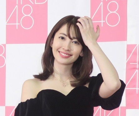 オールバック小嶋陽菜に「さすがモデル」　「北川景子かと」との声も