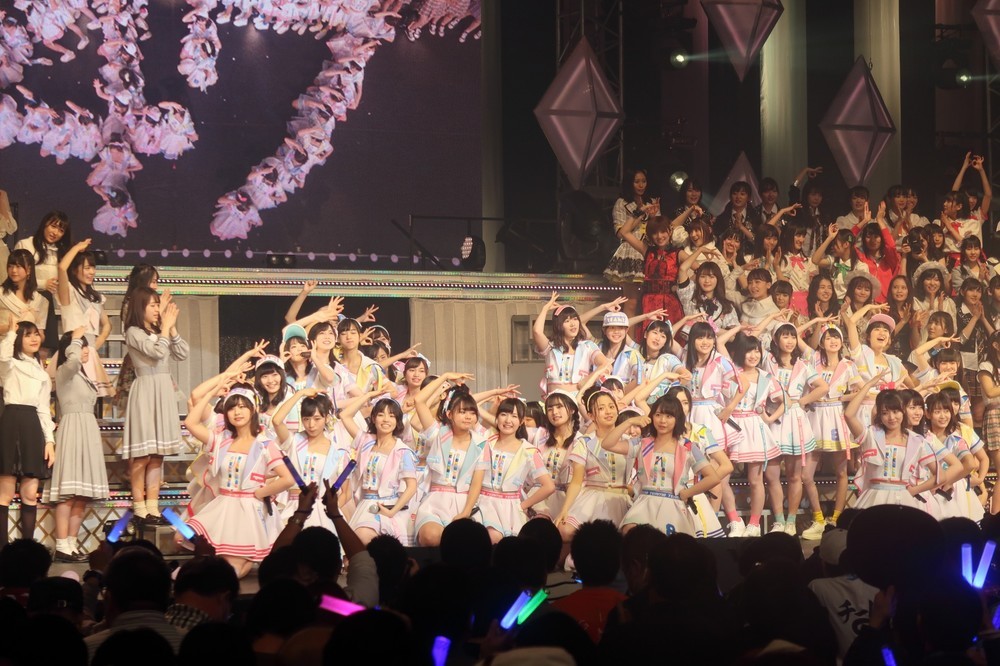 「47の素敵な街へ」を披露するAKB48のチーム8