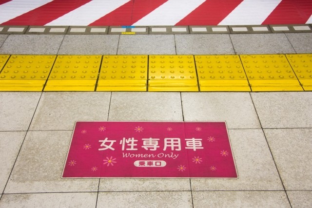 夜も歩ける「女性専用の街」が欲しい ツイートに賛否両論も反対多数「それこそ女性軽視では？」