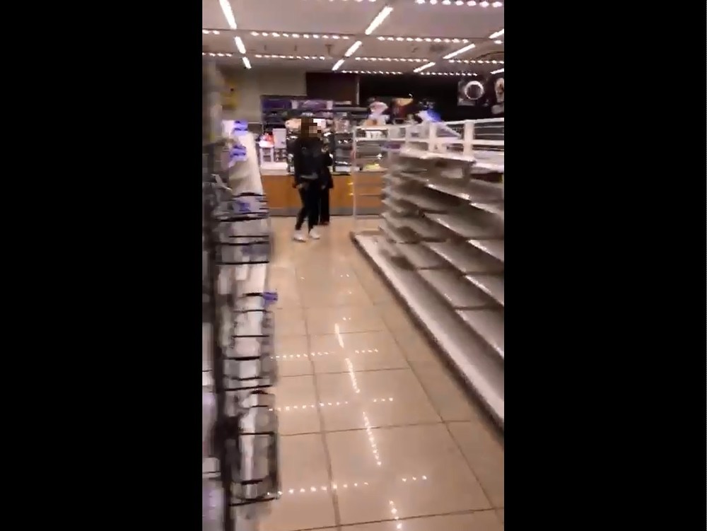 ローソン各務原鵜沼東町店、菓子類の棚。友人と偶然訪れた（画像は撮影者提供の動画からキャプチャー）