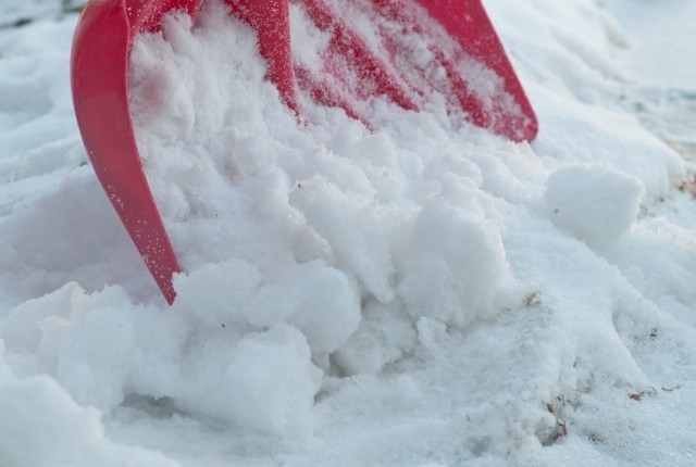 雪かきで「お湯はダメ」助言が続々　本当？除雪の「プロ」の意外な見解