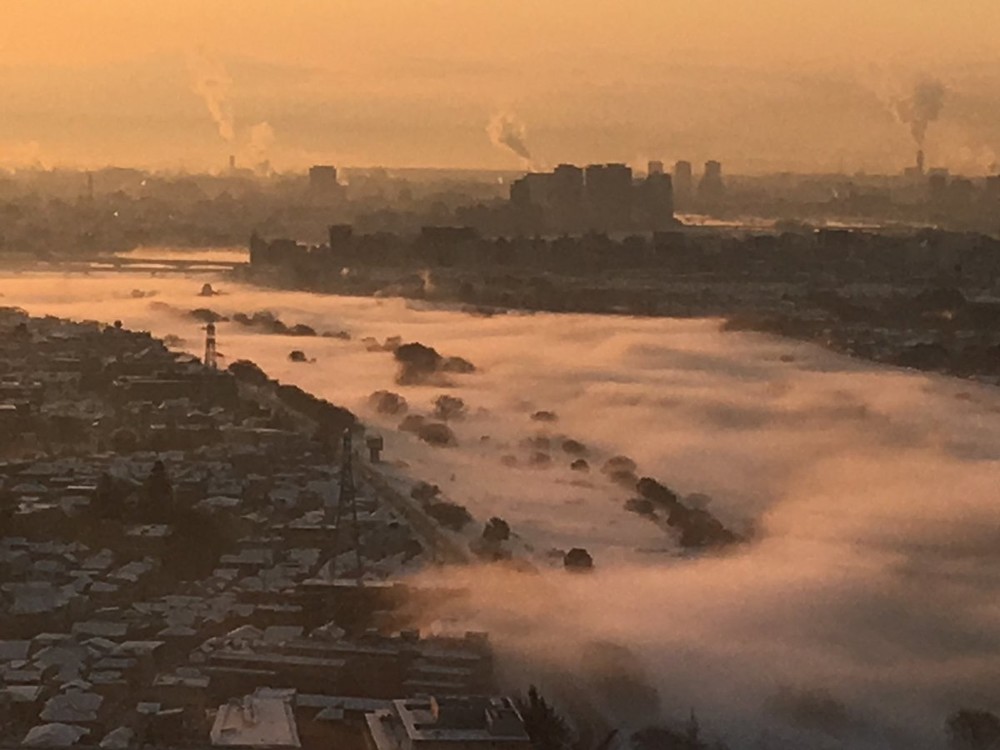 多摩川にかかった濃霧（写真は、大石佳能子‏＠kanochiさん提供）
