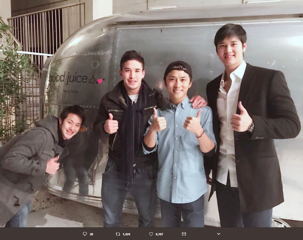 3人は2017年1月に食事をともにしていた（画像はベイカー茉秋選手のツイッターより）