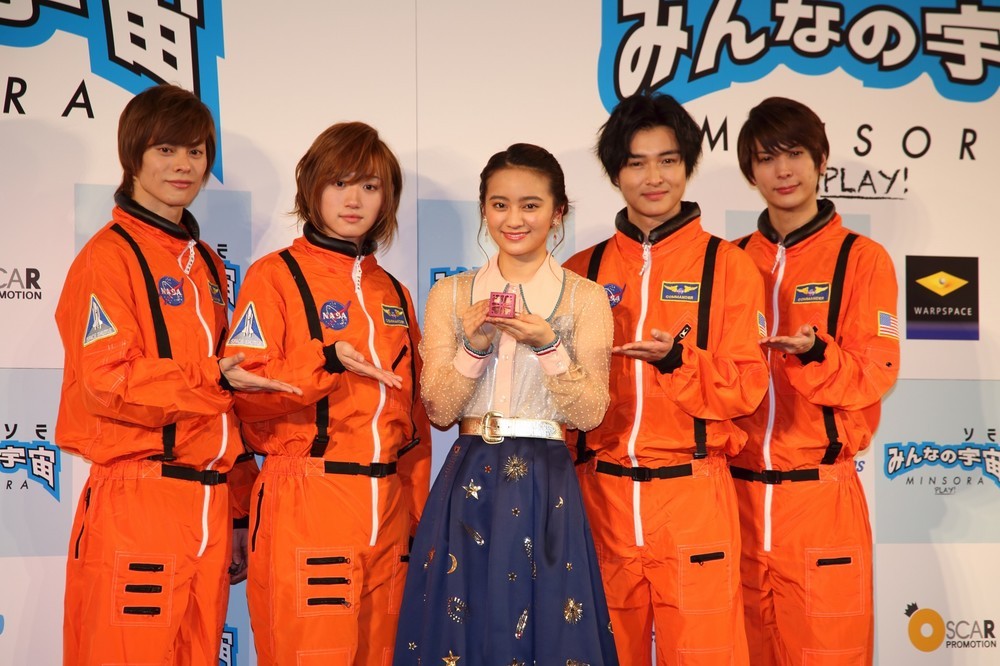 岡田結実さんと男性グループ「青山表参道X」がプロジェクトをPRする