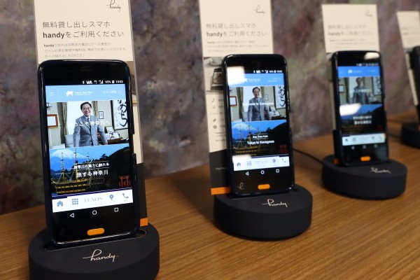 外国人観光客に貸し出されるスマートフォン「handy」の端末（写真提供・神奈川県国際観光課）