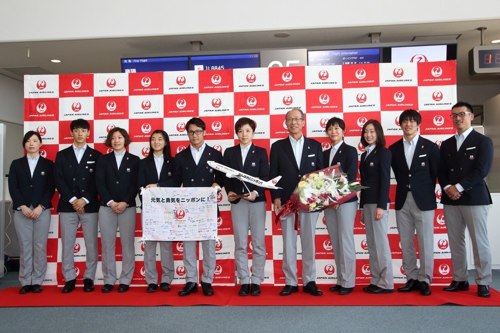 平昌五輪に向けて出発した日本選手団。中央が斎藤泰雄団長、その左が主将の小平奈緒選手、右が高木美帆選手
