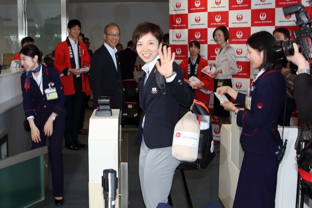 搭乗前に報道陣に手を振る主将の小平奈緒選手