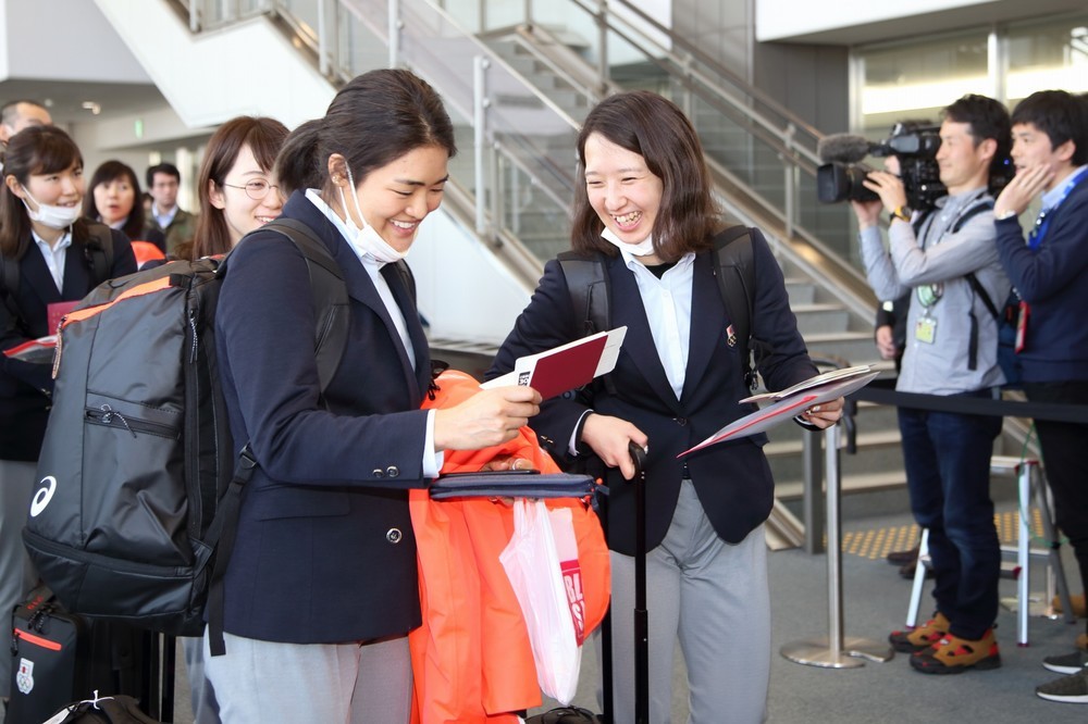 日本代表選手は次々にチャーター機に乗り込んだ