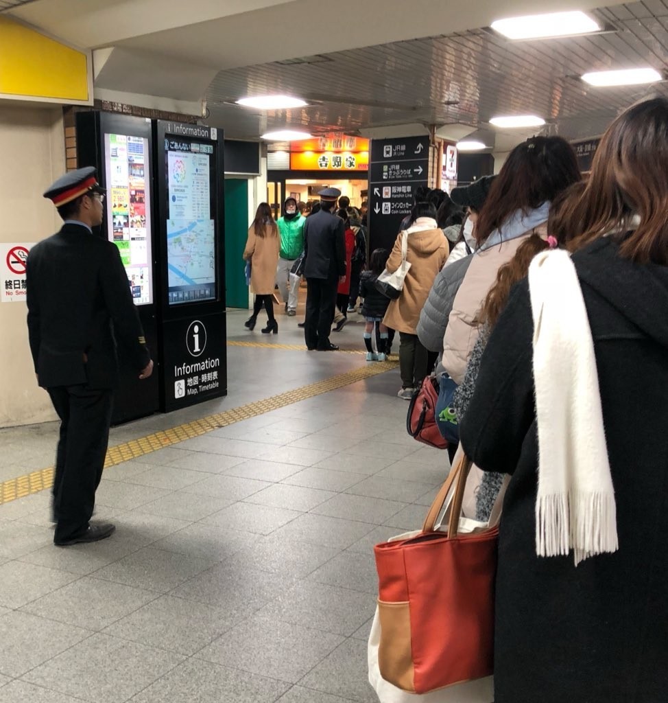 JR西九条駅（大阪市）の吉野家でも大行列。駅員が行列の整理にあたっていたという。写真はりょこ（＠ryk97）さん提供