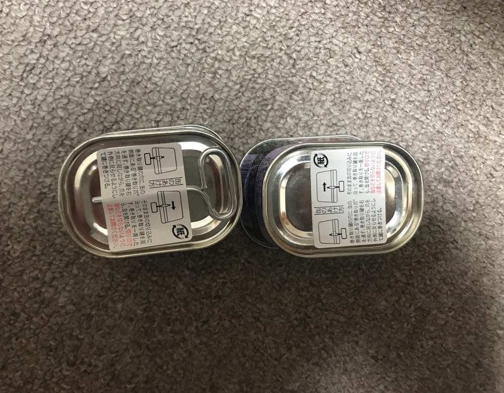 右のコンビーフ缶には、開封用の「巻き取り鍵」がない。画像は東雲さん提供