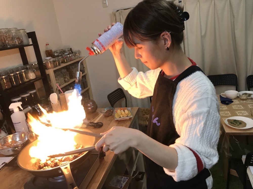 横顔も「女性みたい」？（同）