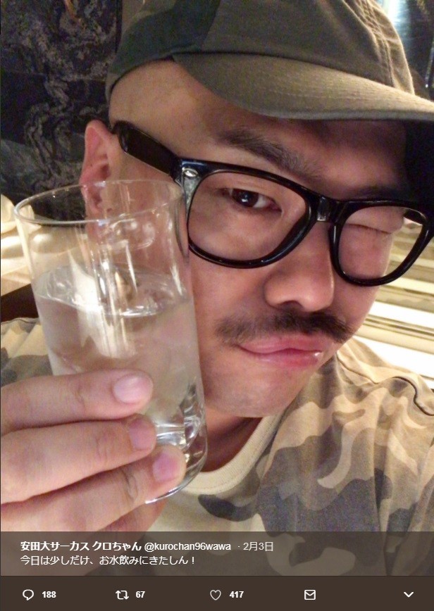 森田医師はコップのふちの汚れにも着目（画像はクロちゃんのツイッターより）